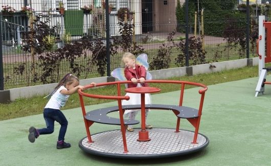 Na zdjęciu dwójka dzieci na placu zabaw